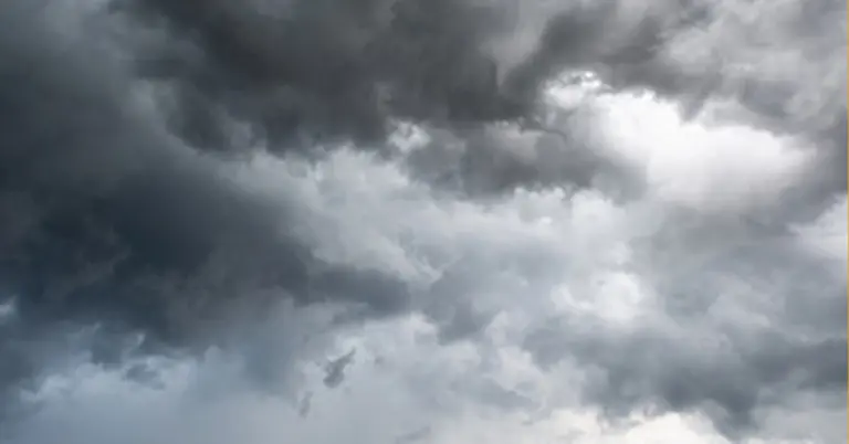 মেঘলা আকাশ